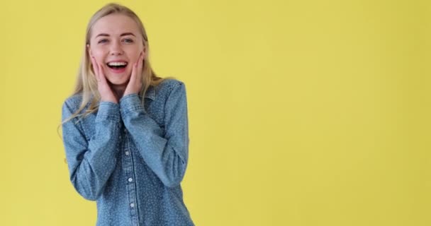 Mujer joven asombrada celebrando el éxito — Vídeos de Stock