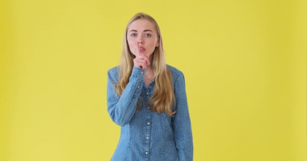 Hermosa mujer haciendo gestos con el dedo en los labios — Vídeos de Stock