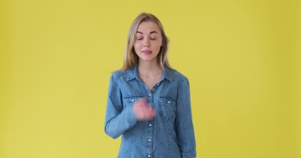 Feledékeny nő sárga háttér felett — Stock videók