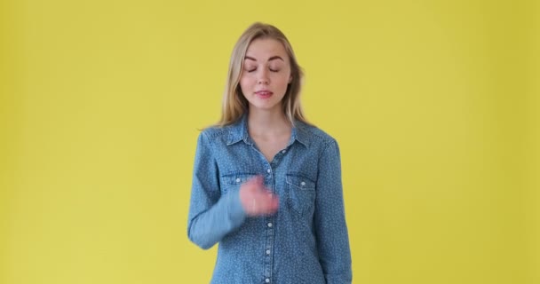 Mulher esquecida sobre fundo amarelo — Vídeo de Stock