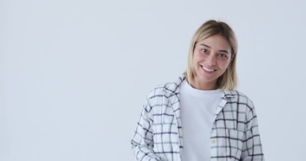 Жінка посміхається на білому тлі — стокове відео