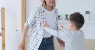 Heyecanlı anne ve oğul yatağa atlıyor.