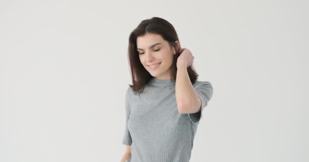 Krásná žena pózující na bílém pozadí — Stock video