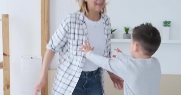 Emocionados mãe e filho pulando na cama — Vídeo de Stock