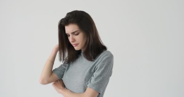 Üzgün kadın beyaz arka planda ağlıyor — Stok video