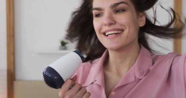 Emocionado mujer golpe secándose el pelo — Vídeos de Stock