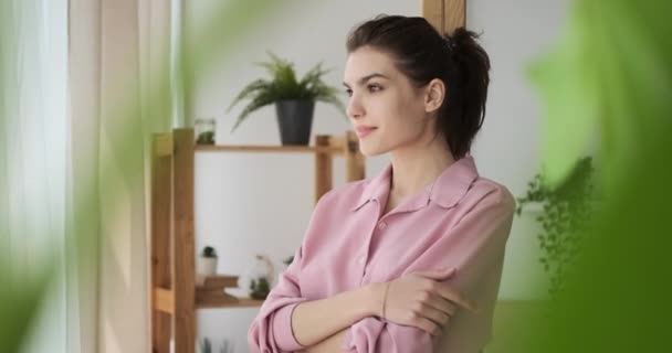 Mujer mirando por la ventana y disfrutando del aire fresco — Vídeos de Stock