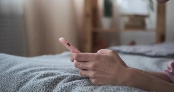 Жіночий обмін повідомленнями за допомогою мобільного телефону в ліжку — стокове відео