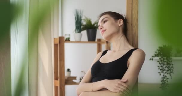 Mujer mirando por la ventana y disfrutando del aire fresco — Vídeo de stock