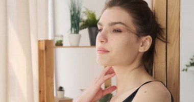 Pencereden bakan ve temiz havanın tadını çıkaran bir kadın.