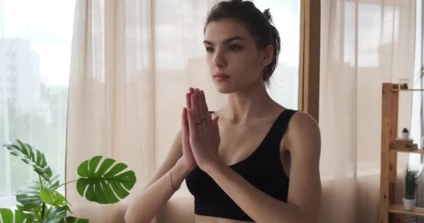 Vrouw die thuis yoga beoefent — Stockvideo