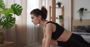 Savaşçı pozu veren bir kadın.