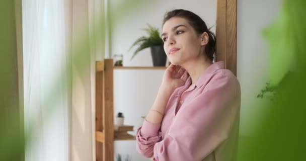 Mulher olhando pela janela e desfrutando de ar fresco — Vídeo de Stock