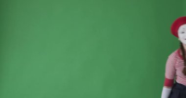 Şaşırmış pandomimci tamam el işareti veriyor