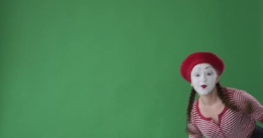 Şaşırmış pandomimci başparmak hareketi yapıyor.