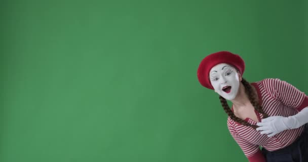 Wanita mime melambaikan tangan di atas latar belakang hijau — Stok Video