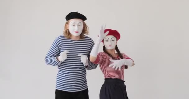 Mime artiesten dansen over witte achtergrond — Stockvideo