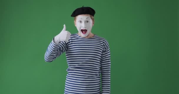 Artiste excité mime donnant pouces geste — Video