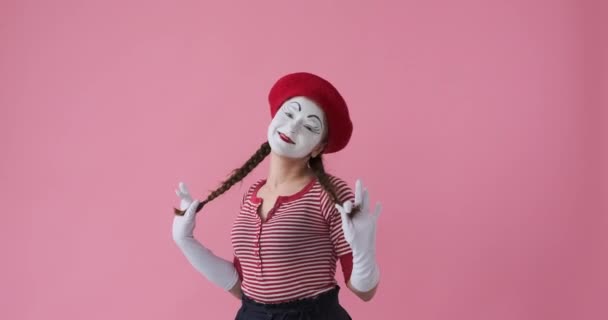 Gelukkig mime vrouw die haar staarten vasthoudt — Stockvideo