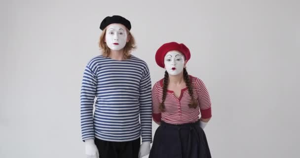Couple étonnant d'artistes mime célébrant le succès — Video
