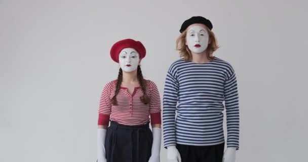 Twee mime kunstenaar gebaren met de vinger op de lippen — Stockvideo