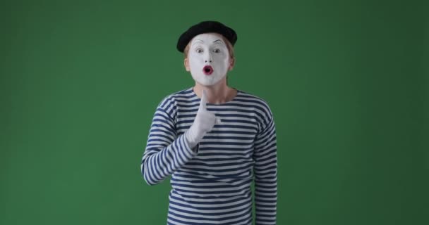 Mime καλλιτέχνης gesturing με το δάχτυλο στα χείλη — Αρχείο Βίντεο