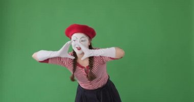 Pandomimci elleri ağzında bağırıyor.