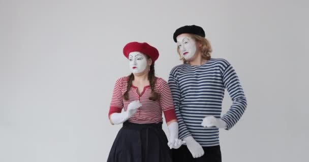 Walgelijke mime artiesten geven stop gebaar — Stockvideo