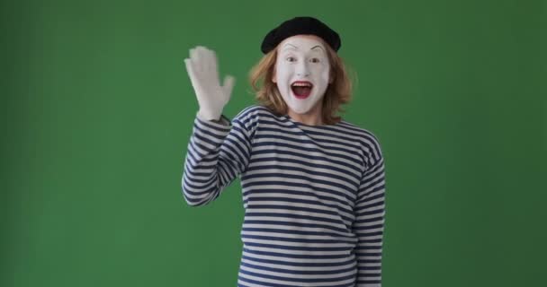 초록색 배경 위로 손을 흔들고 있는 미소년 — 비디오