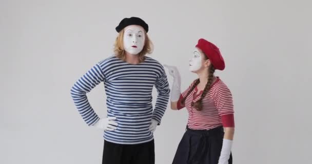 Mime kunstenaar paar belooft om wraak voor beledigd — Stockvideo