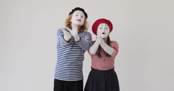 Mime couple d'artistes applaudissements et félicitations — Video