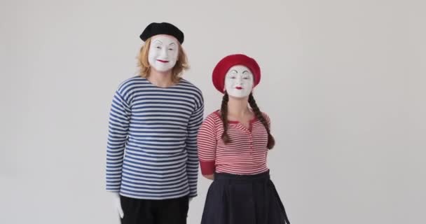 Mime artist couple gesturing ok and thumbs up sign — Stok Video
