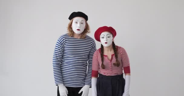 Σοκαρισμένο ζευγάρι mime καλλιτέχνη αισθάνεται φοβισμένος — Αρχείο Βίντεο