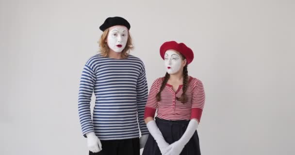 Mem sanatçısı çift şikayetçi ya da homurdanıyor — Stok video