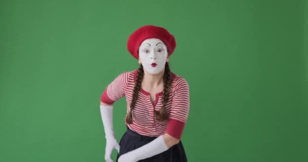 Užaslý mime umělec se dívá na něco zajímavého s ručně vyrobeným dalekohledem — Stock video