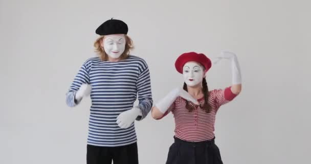 Mime kunstenaar paar dansen over witte achtergrond — Stockvideo
