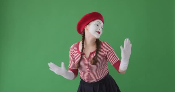 Artis mime menari di atas latar belakang hijau — Stok Video