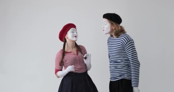 Woman mime denying kiss to male mime artist — Stock Video