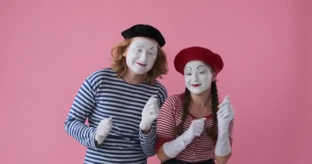 Šťastný mime pár tanec přes růžové pozadí — Stock video