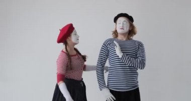 Erkek pandomimci kadını öpmeyi reddediyor
