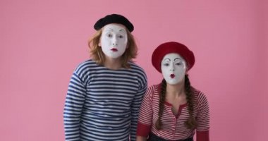 Pandomimci çift uzak uçtaki bir şeye hayran kaldı.