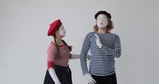 Man mimar neka kyss till kvinnliga mimare artist — Stockvideo