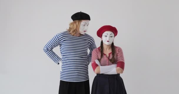 Impatient mime artist couple waiting for someone — Stock Video