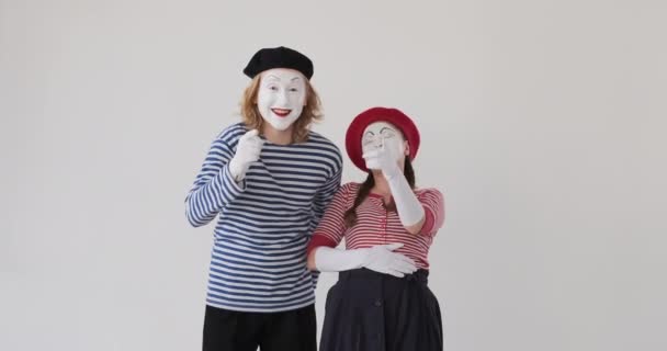 Μίμηση ζευγάρι καλλιτέχνη γέλιο πάνω από το λευκό φόντο — Αρχείο Βίντεο