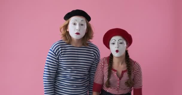 Mime artysta para pod wrażeniem podziwiając coś na końcu — Wideo stockowe