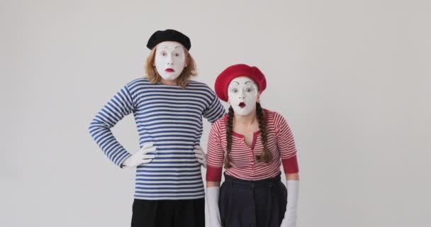 Couple artiste Mime impressionné sur admirer quelque chose à la fin lointaine — Video