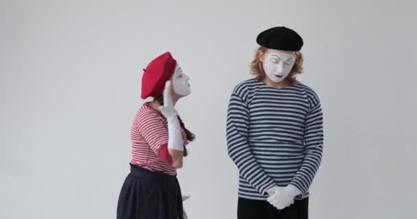 Mime vrouw schreeuwen en ruziën met de man — Stockvideo