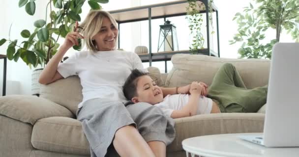 Mãe e filho assistindo filme no laptop — Vídeo de Stock