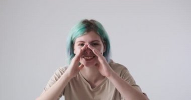 Saçları boyalı bir kadın Bir sır fısıldıyor