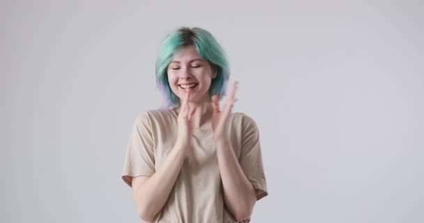 Opgewonden vrouw met munt haarkleur springen en klappen handen — Stockvideo